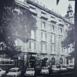 L�imprenditore barese dovette cos� acquistare anche l�adiacente Hotel Roma, oltre alla sede delle Ferrovie sud-est di via Zuppetta, al fine naturalmente di buttare tutto gi� e offrire un�area interamente edificabile ai ricconi venuti dal Nord